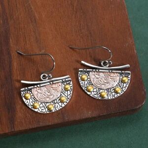 ✨🆕✨ BoHo Unique Fan Shaped Metal Earrings✨